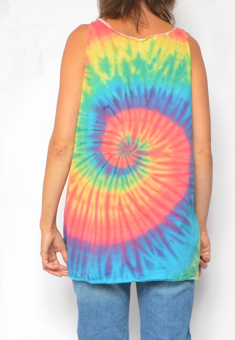 Puede incluir: Un top sin mangas de tie-dye con un patr&oacute;n de remolino de colores rosa, amarillo, azul y verde.