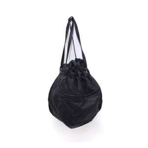 Könnte beinhalten: Eine schwarze Beuteltasche mit Kordelzug, die eine weiche, lockere Silhouette aufweist, einen einzelnen langen Schulterriemen und eine horizontale Reißverschlusstasche auf der Vorderseite. Die Öffnung ist mit einem Kordelzug gerafft.