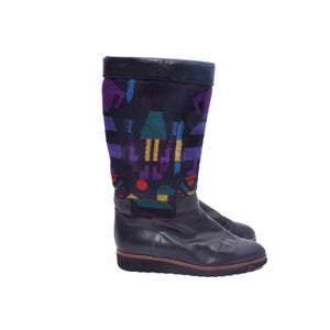 Könnte beinhalten: Schwarze Lederstiefel mit einem bunten, geometrischen Muster aus Stoff.
