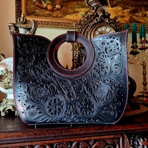 Tooled leather tote bag with hand carved technique. Hand Engraved Bag Gift, Birthday Gift, Tooled leather saddle bag imagem 2