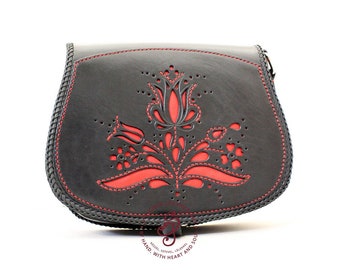 Zwarte en rode schoudertas, handgemaakte lederen tas, dames bloementas, Hongaarse volkskunst, ambachtelijke lederen crossbody tas, Steixnerleatherart