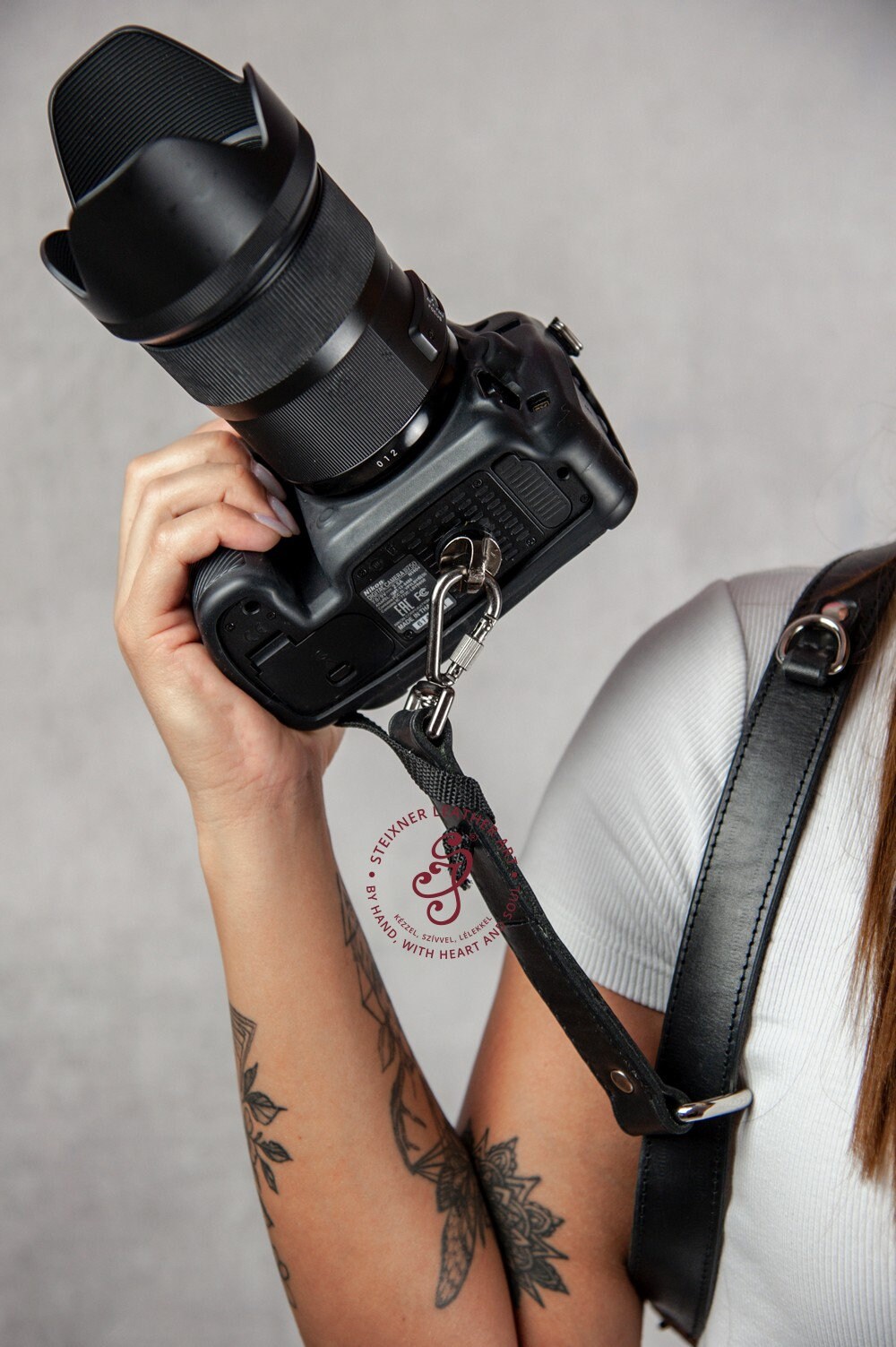 Cinghia per fotocamera regolabile nera con attacchi a sgancio