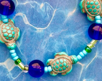 Small handcrafted turtle beaded bracelet. Beautiful turquoise and cobalt blue colors. Unique. Small size. Ships in nice gift bag.