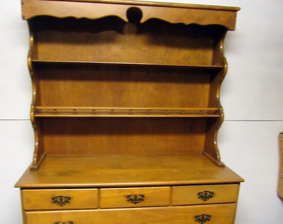Maple hutch Country Early American style
