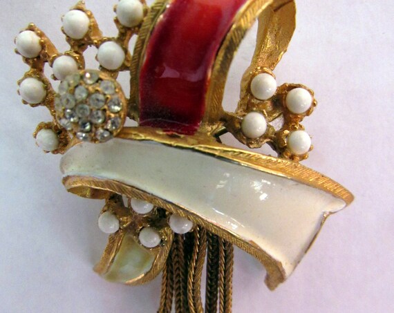 Vintage Hattie Carnegie brooch signed