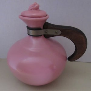 Pink Metlox pitcher with lid and wood handle