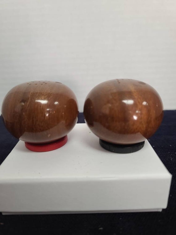 Wood round salt and pepper shakers