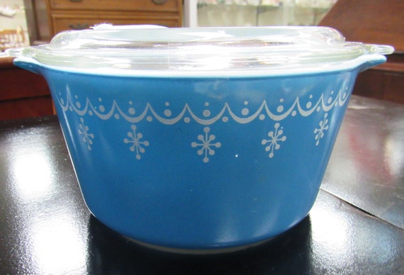 Pyrex Blue Garland casserole