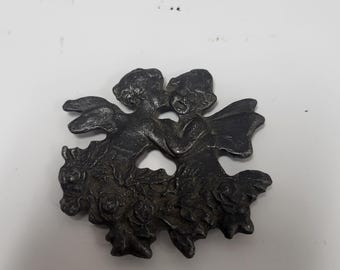 Zabytkowy cynowy przycisk do papieru w kształcie aniołka, dekoracja z lat 1900.