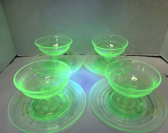 ヴィンテージ　ウランガラス　透明な緑色のガラス製サンデーカップ4個セット ウランガラス製の皿、ソーサー、カップの大型コレクション