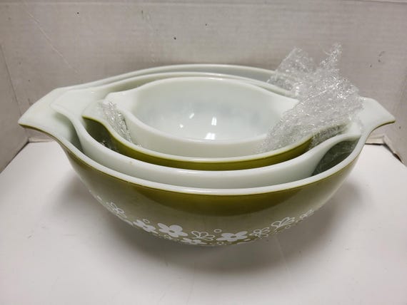 Vintage Pyrex Crazy Daisy Mixing Bowl Set