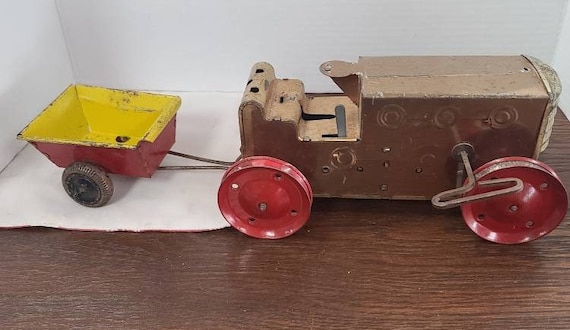 Marx wind-up tractor and trailer