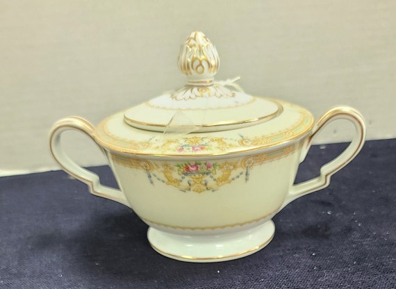 Noritake sugar bowl with lid.