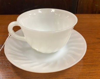 ファイヤーキングの白い渦巻きカップとソーサー - Etsy 日本