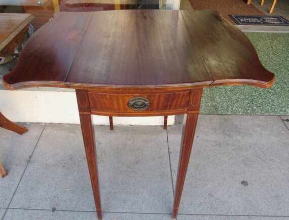 Drop leaf end table