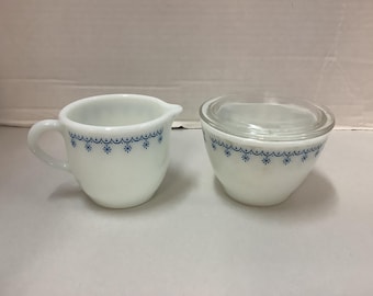 Pyrex Blue Snowflake Zuckerdose und Milchkännchen