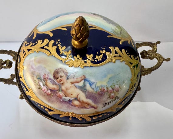 Chateau de Longpre covered bowl