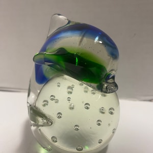 Fermacarte in vetro a forma di delfino