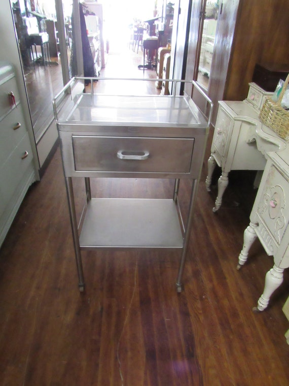 Industrial rolling cart with drawer