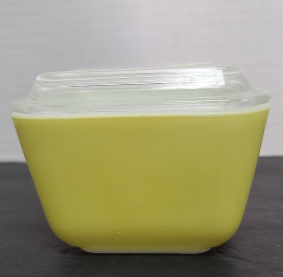 Pyrex yellow #501 refrigerator dish  with lid
