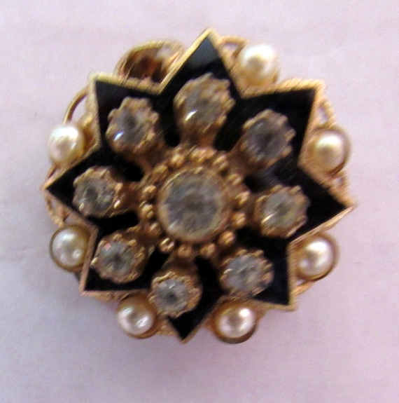 Black and gold brooch