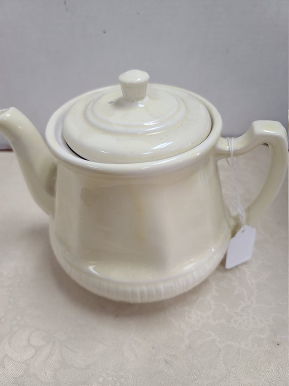 Teapot yellow with lid