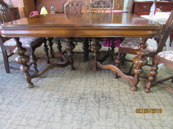Dining table with three leafs and table pads