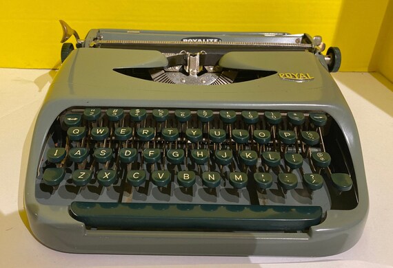 Royal Royalite Green Portable typewriter with case