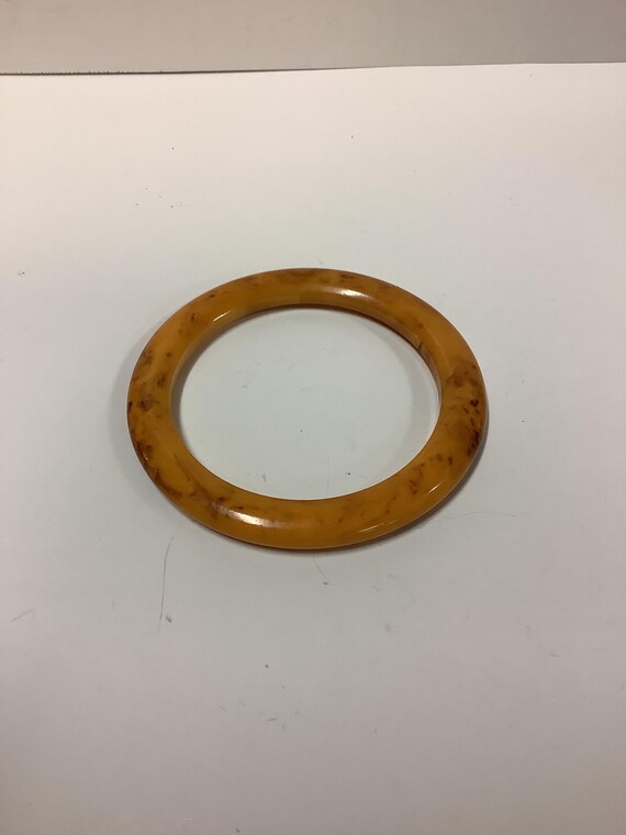 Bakelite Yellow Marbled Bangle - image 2