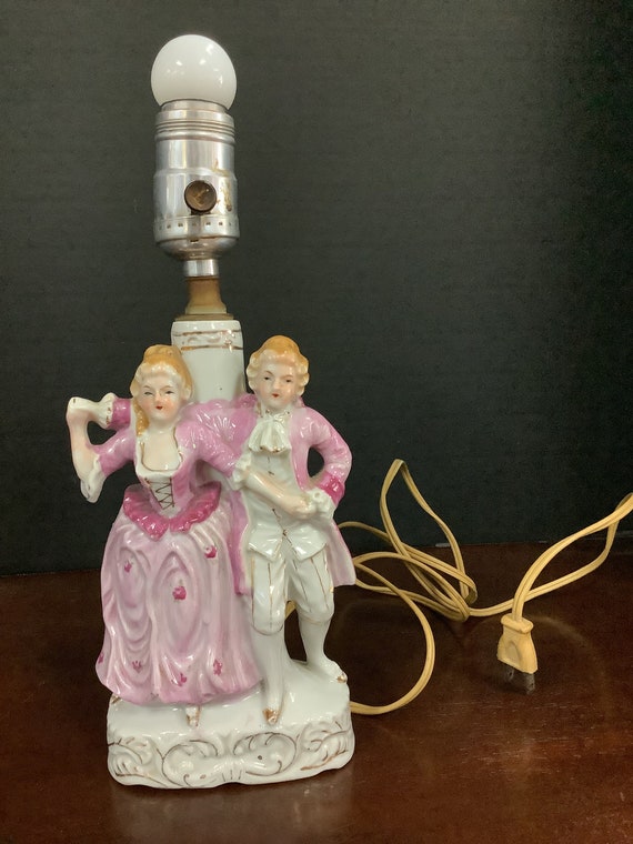 Colonial Couple Lamp