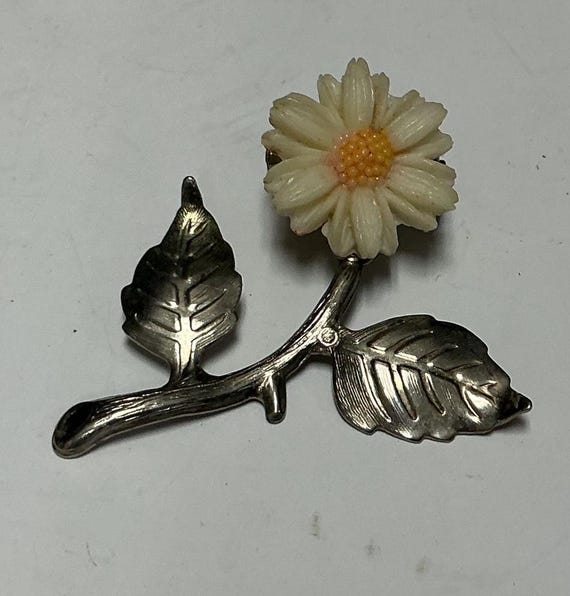 Vintage Daisy brooch
