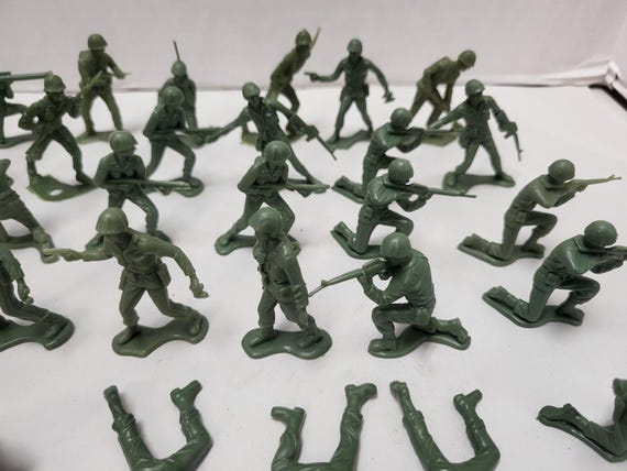 50 Plastic Toy Soldiers