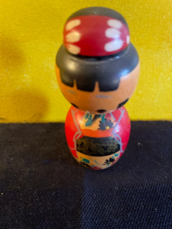 Kokoshi wood doll with bobbing head