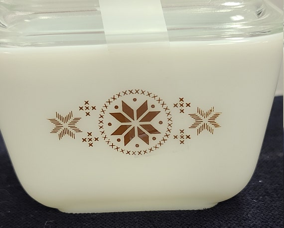 Pyrex Town and Country refrigerator dish with lid