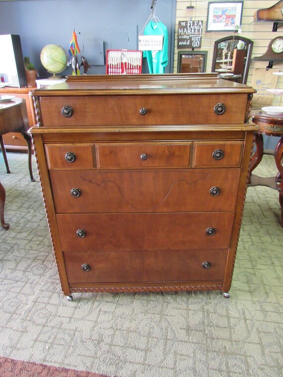 Vintage dresser with five drawers
