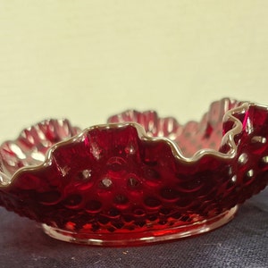 Fenton roter Hobnail Konfektteller