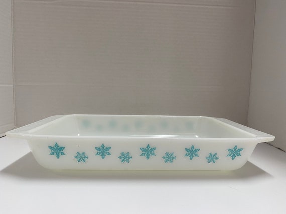 Pyrex Snowflake 548-B 1 1/4 Quart Baking Dish