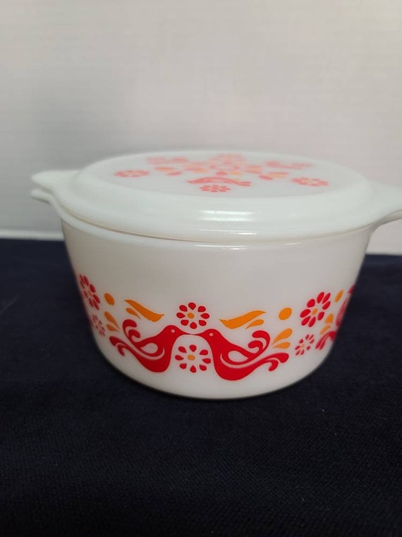 Pyrex Friendship casserole #473 dish and lid