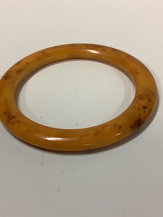 Bakelite Yellow Marbled Bangle - image 3
