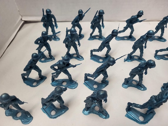43 Plastic Toy Soldiers