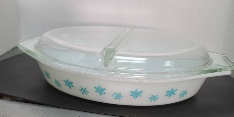 Pyrex Snowflake Oval Casserole Dish