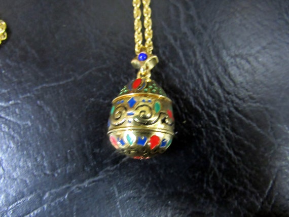 Joan Rivers egg pendant necklace