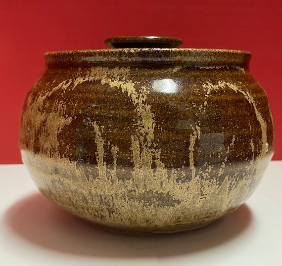 Stoneware pot with lid