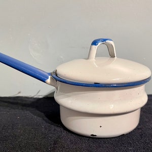 Kleine geëmailleerde pan met deksel