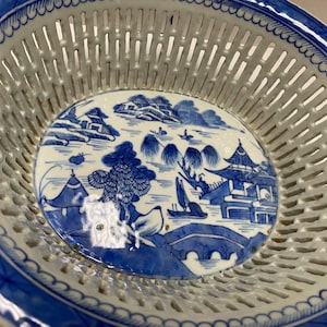 Chinese Qing Dynasty Serving Bowl