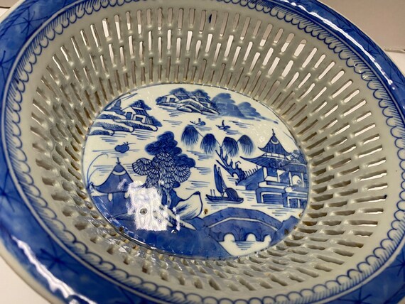 Chinese Qing Dynasty Serving Bowl