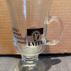Evita pedestal glass mug