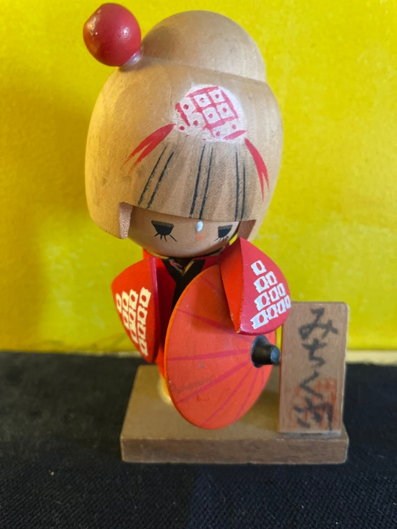 Kokoshi wood doll