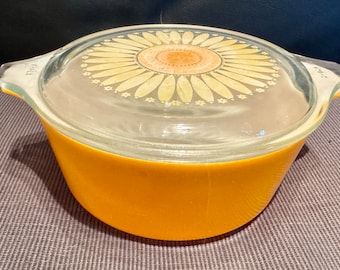 Pyrex Sunflower #472 Casserole Dish