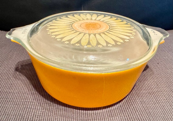 Pyrex Sunflower #472 Casserole Dish
